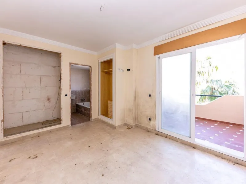 Townhouse in Puerto de la Duquesa with beautiful views, ready for renovation.