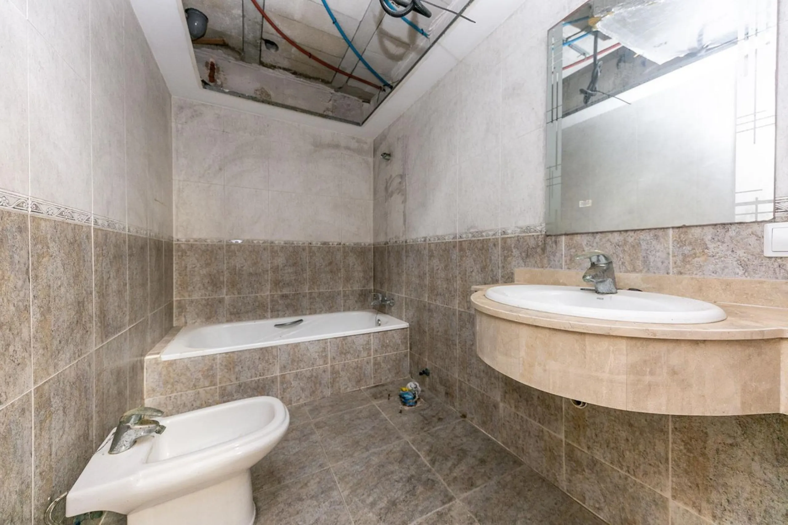 Townhouse in Puerto de la Duquesa with beautiful views, ready for renovation.