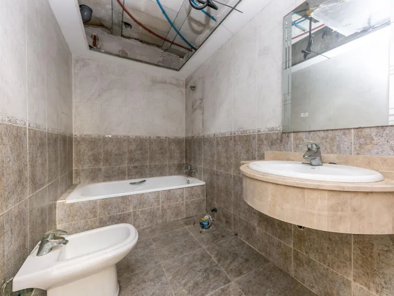 Townhouse in Puerto de la Duquesa with beautiful views, ready for renovation.
