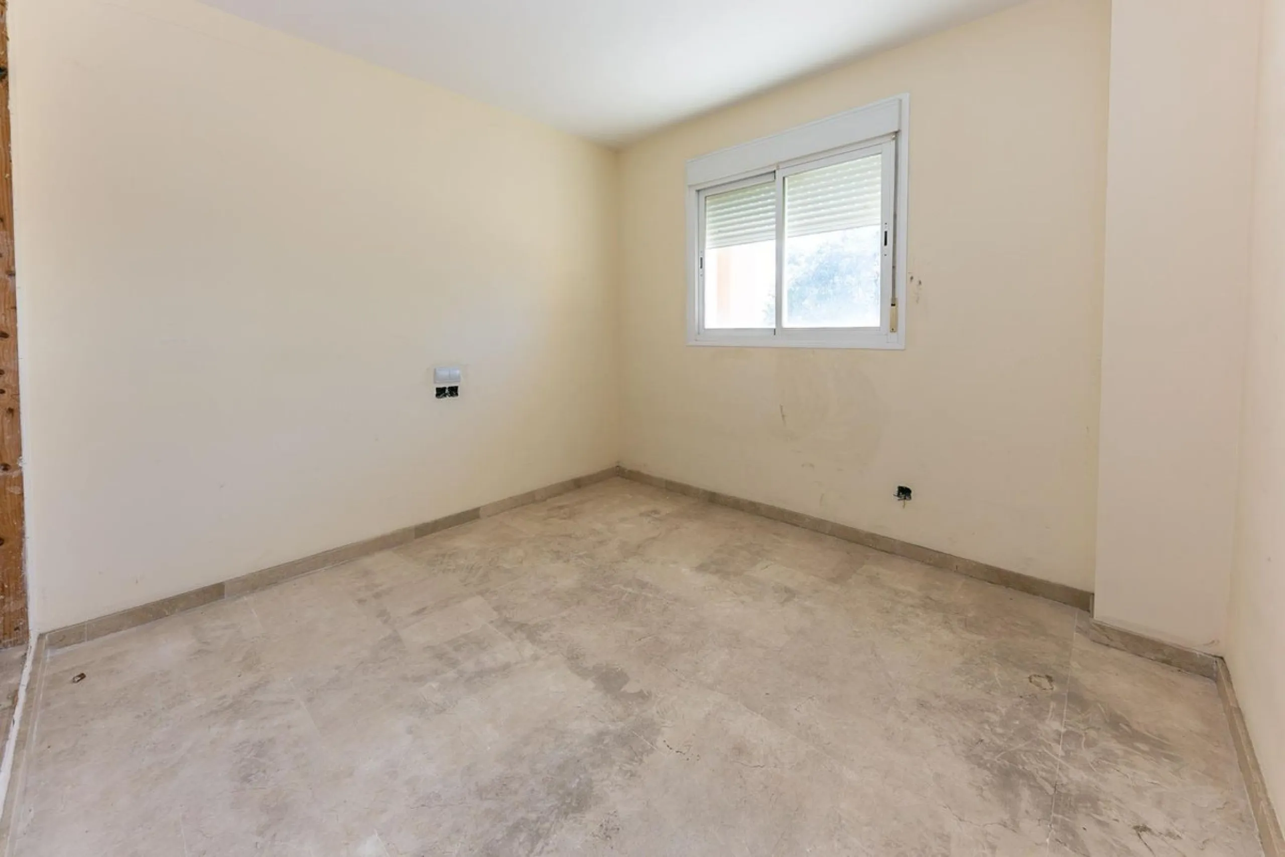 Townhouse in Puerto de la Duquesa with beautiful views, ready for renovation.