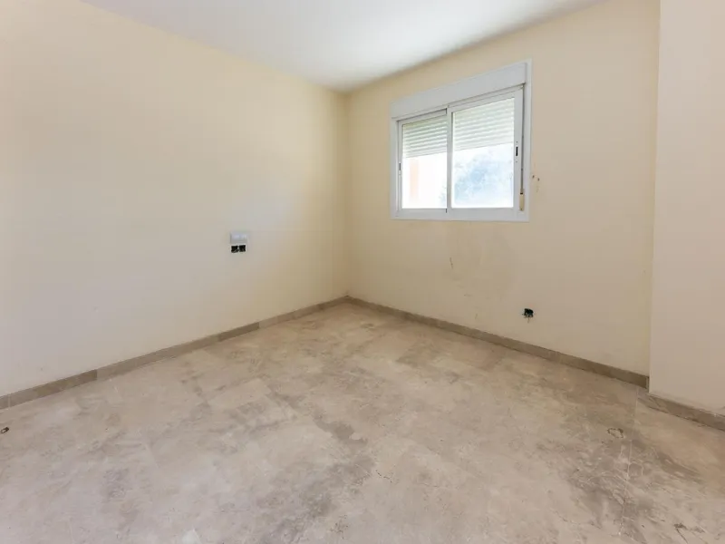 Townhouse in Puerto de la Duquesa with beautiful views, ready for renovation.