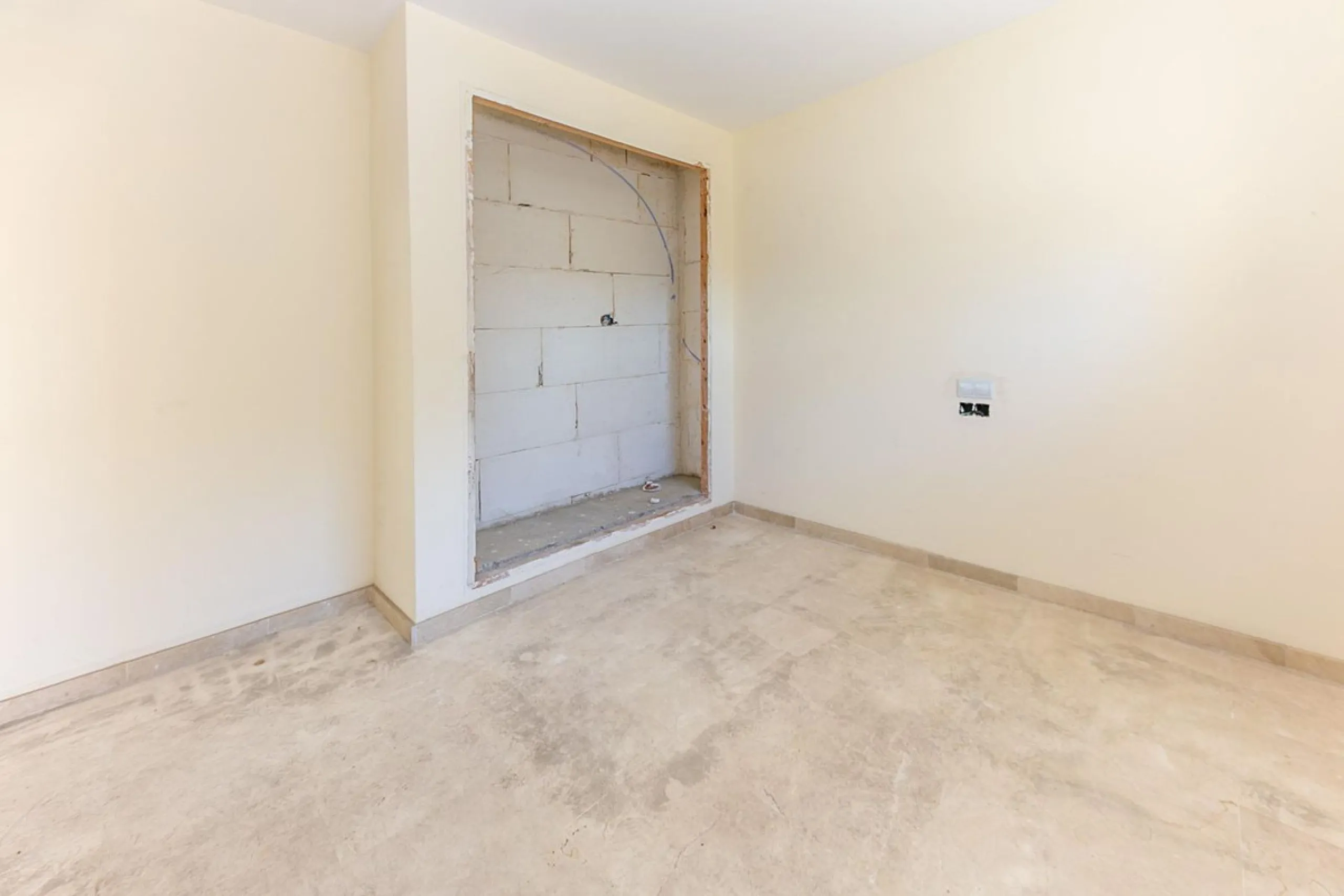 Townhouse in Puerto de la Duquesa with beautiful views, ready for renovation.