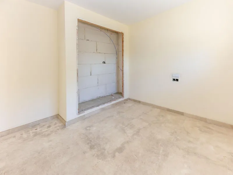 Townhouse in Puerto de la Duquesa with beautiful views, ready for renovation.