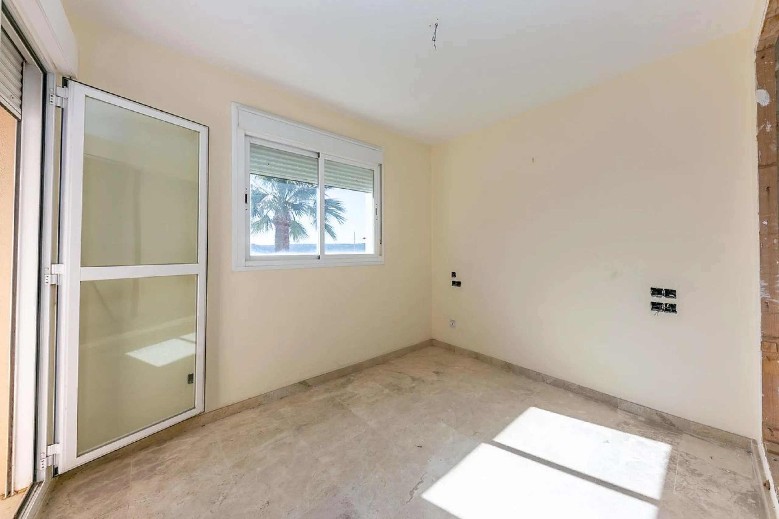 Townhouse in Puerto de la Duquesa with beautiful views, ready for renovation.