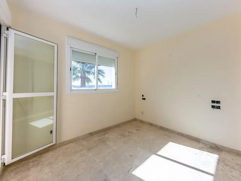 Townhouse in Puerto de la Duquesa with beautiful views, ready for renovation.