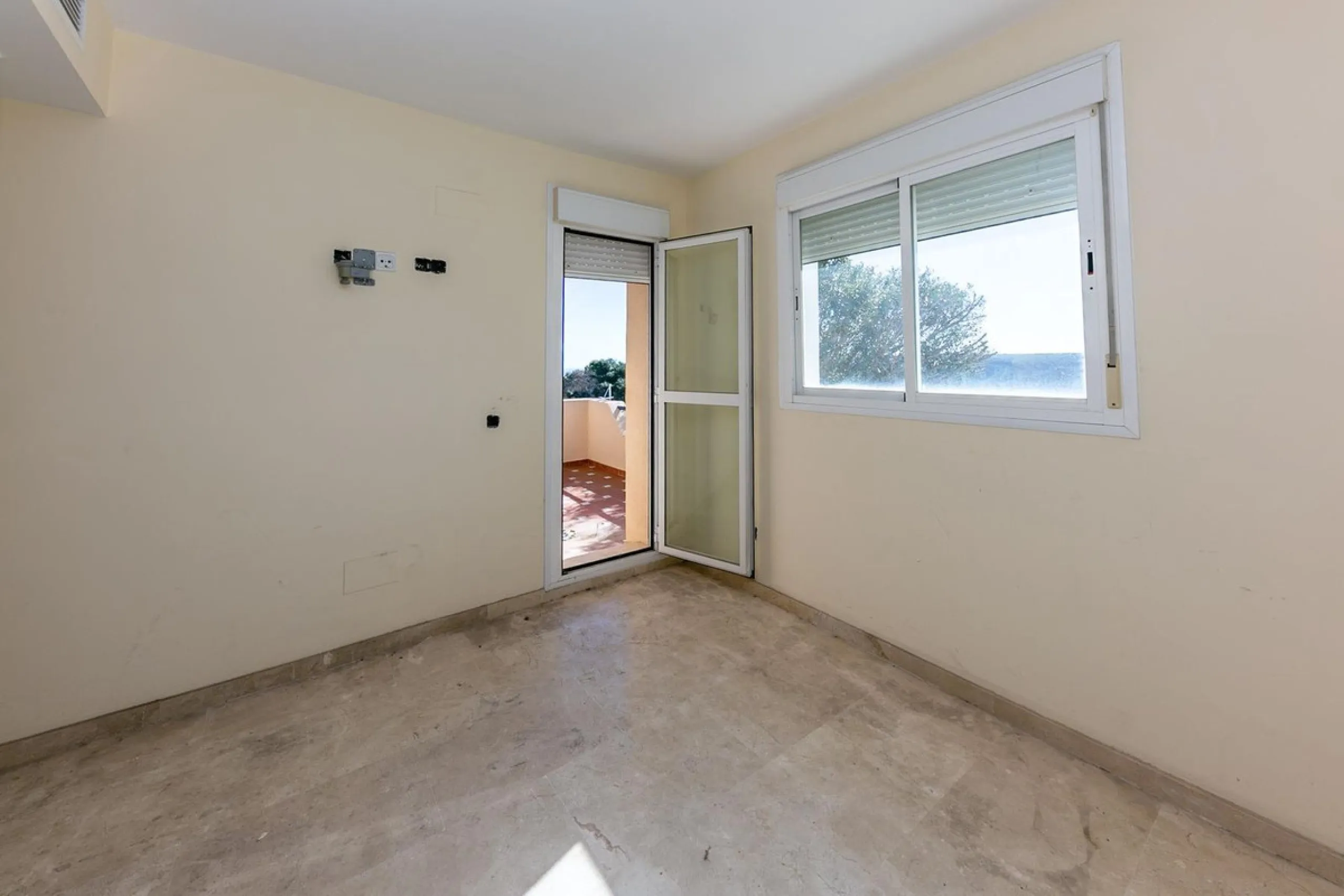 Townhouse in Puerto de la Duquesa with beautiful views, ready for renovation.