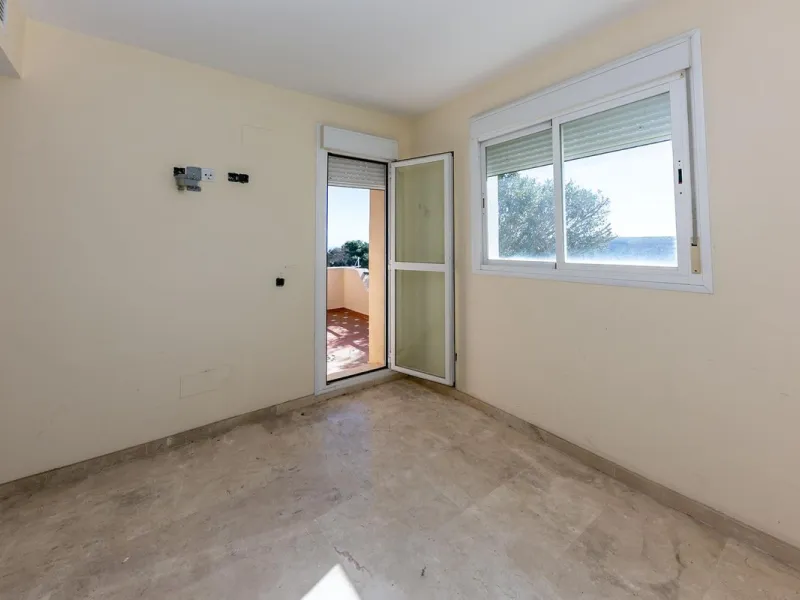 Townhouse in Puerto de la Duquesa with beautiful views, ready for renovation.