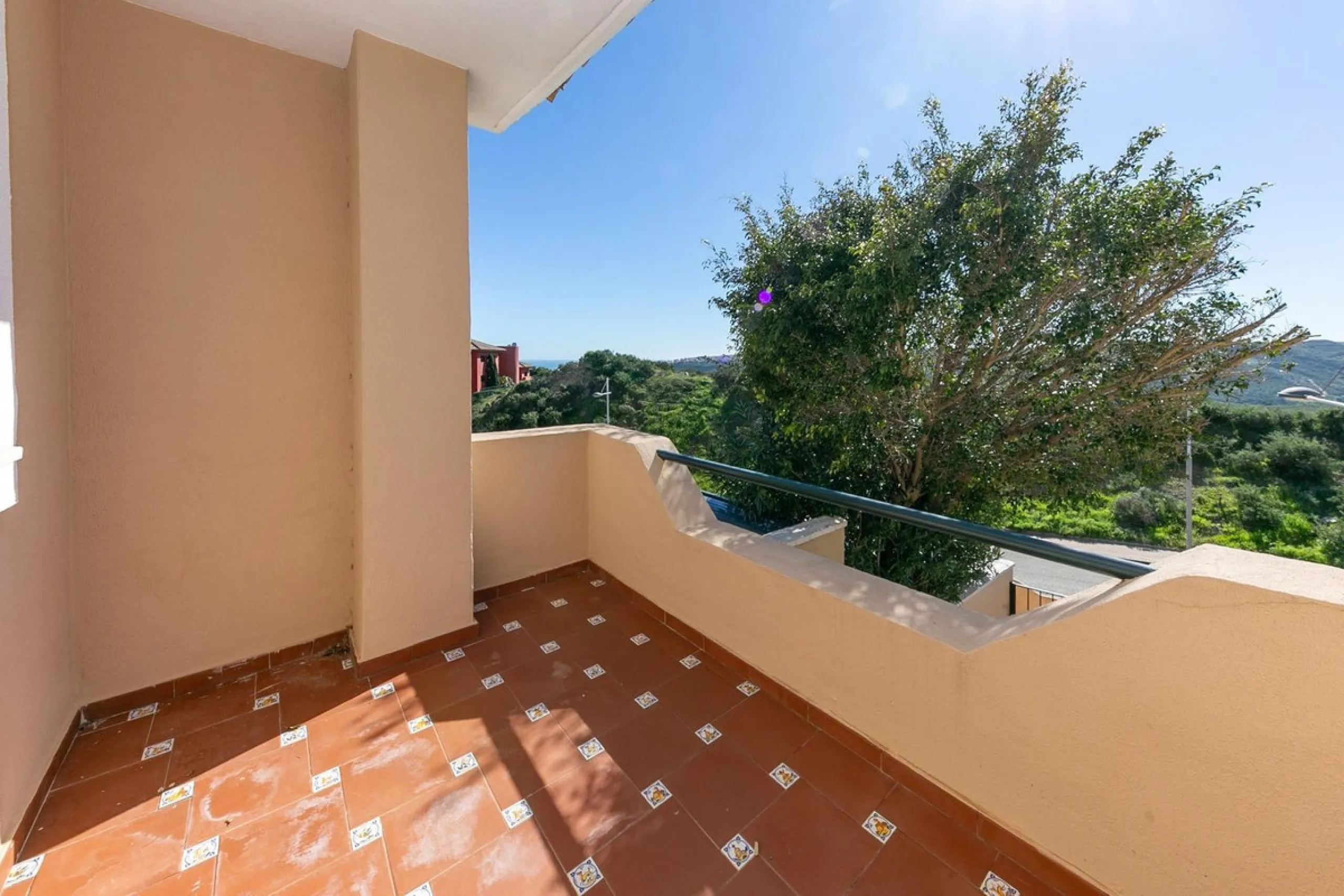 Townhouse in Puerto de la Duquesa with beautiful views, ready for renovation.