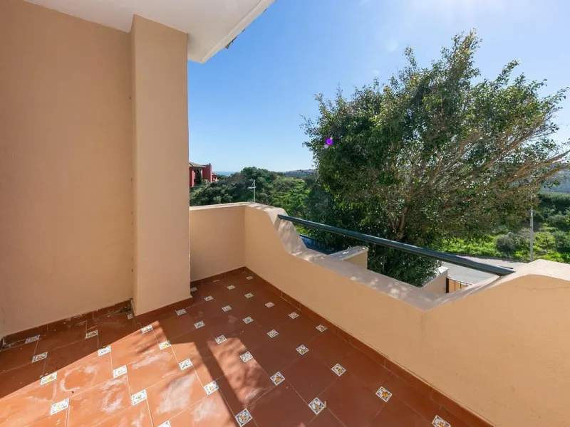 Townhouse in Puerto de la Duquesa with beautiful views, ready for renovation.