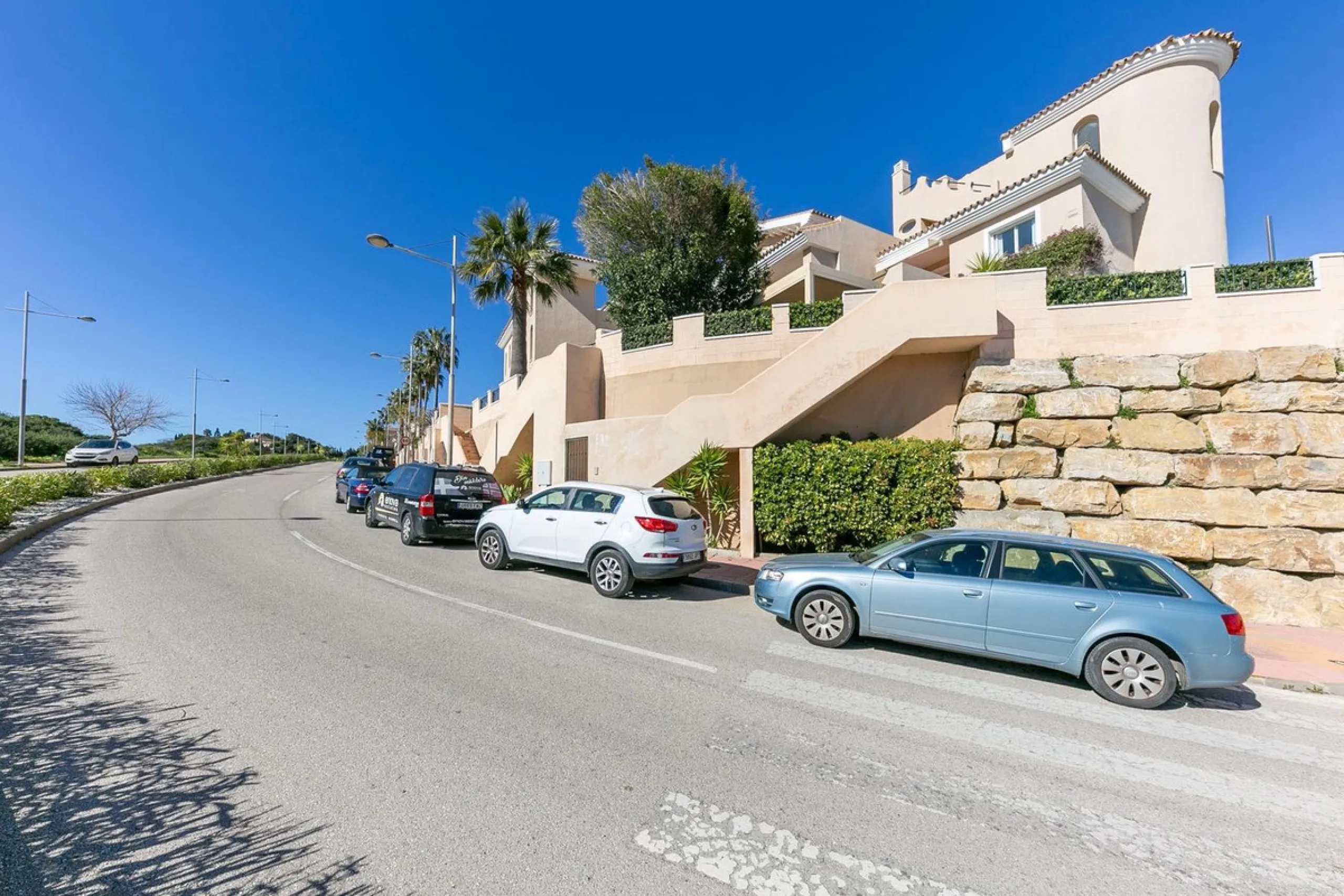 Townhouse in Puerto de la Duquesa with beautiful views, ready for renovation.