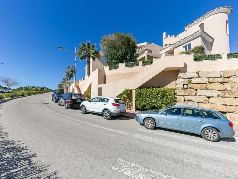 Townhouse in Puerto de la Duquesa with beautiful views, ready for renovation.