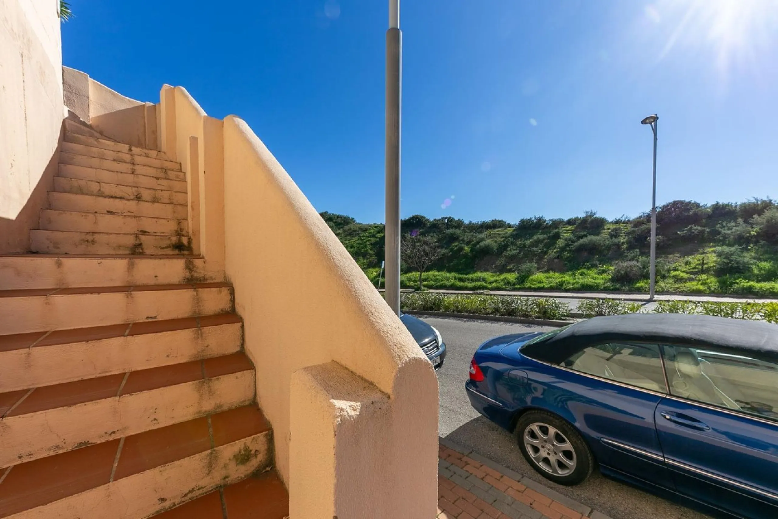 Townhouse in Puerto de la Duquesa with beautiful views, ready for renovation.