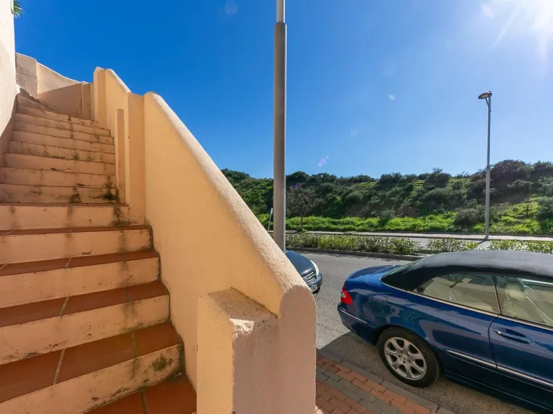 Townhouse in Puerto de la Duquesa with beautiful views, ready for renovation.
