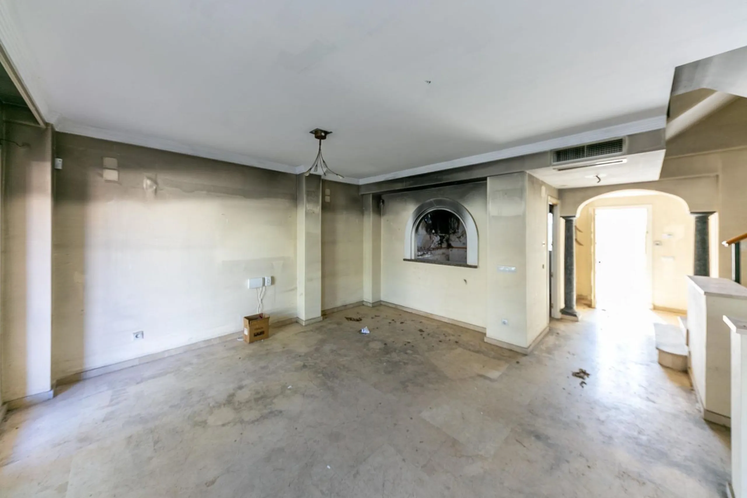 Townhouse in Puerto de la Duquesa with beautiful views, ready for renovation.