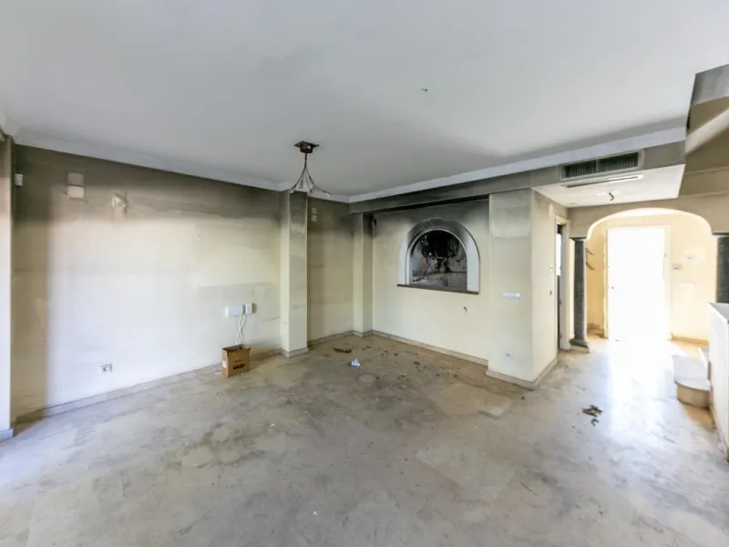 Townhouse in Puerto de la Duquesa with beautiful views, ready for renovation.