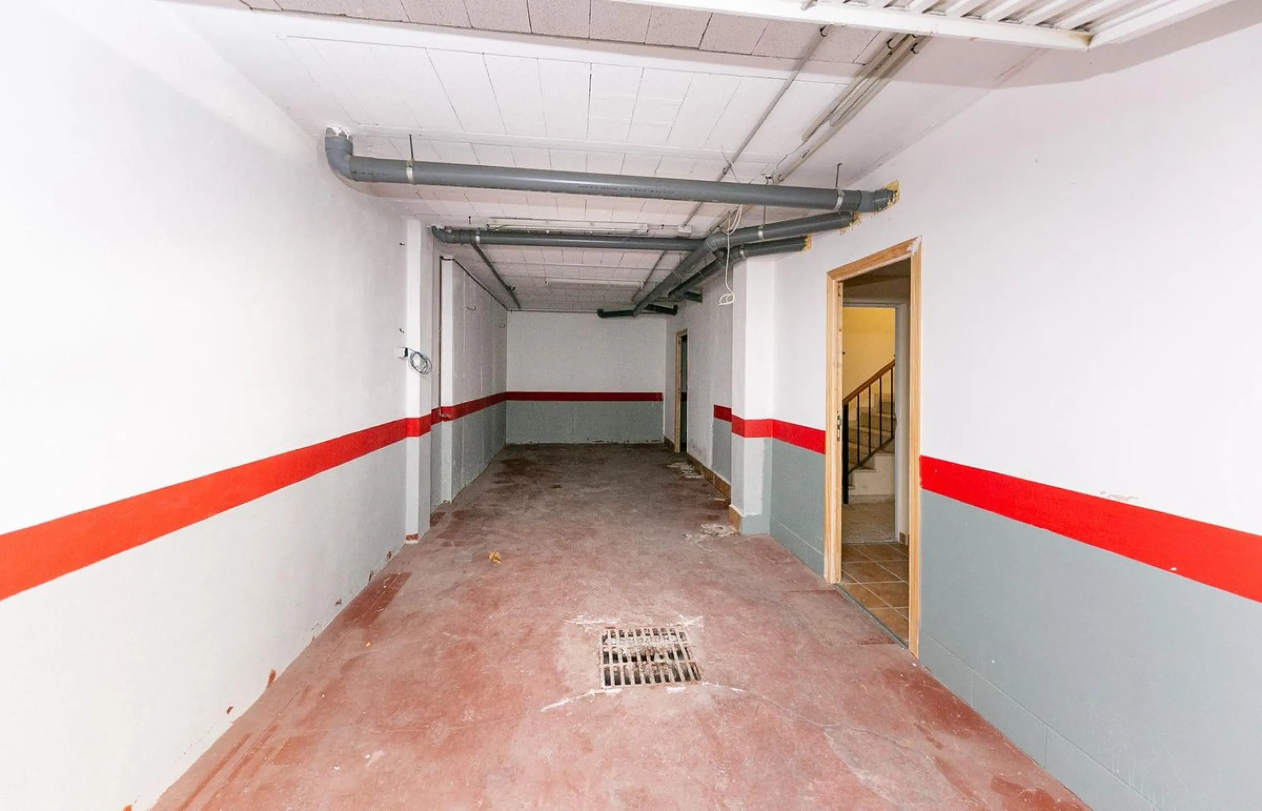 Townhouse in Puerto de la Duquesa with beautiful views, ready for renovation.