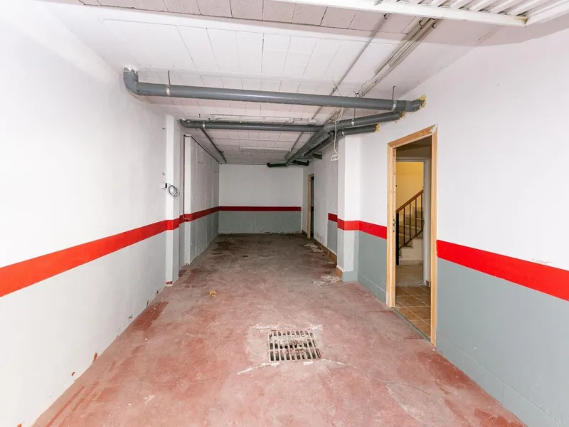 Townhouse in Puerto de la Duquesa with beautiful views, ready for renovation.