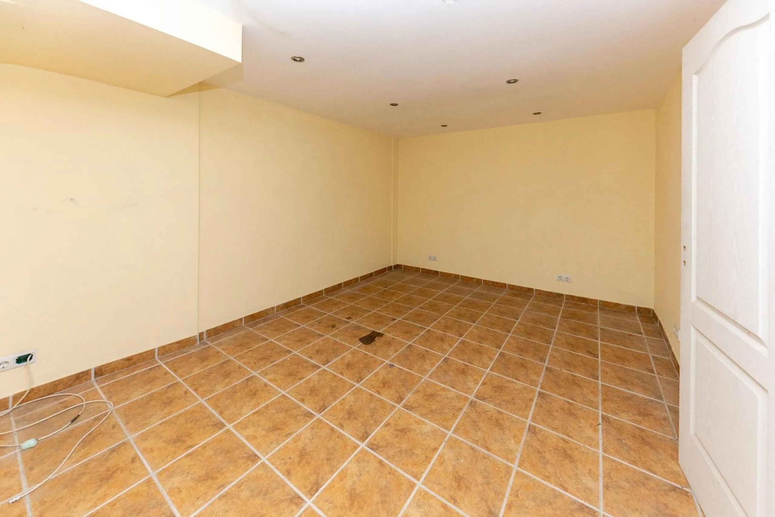 Townhouse in Puerto de la Duquesa with beautiful views, ready for renovation.