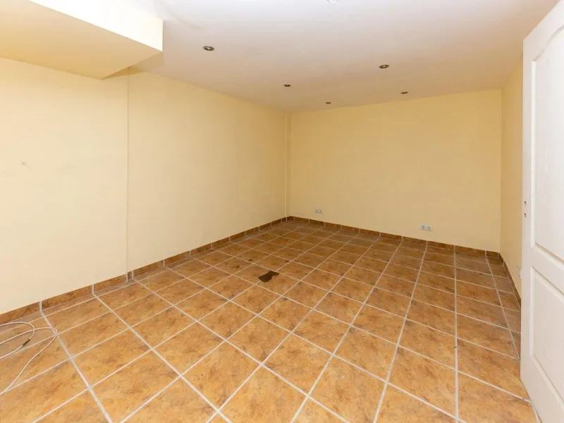 Townhouse in Puerto de la Duquesa with beautiful views, ready for renovation.