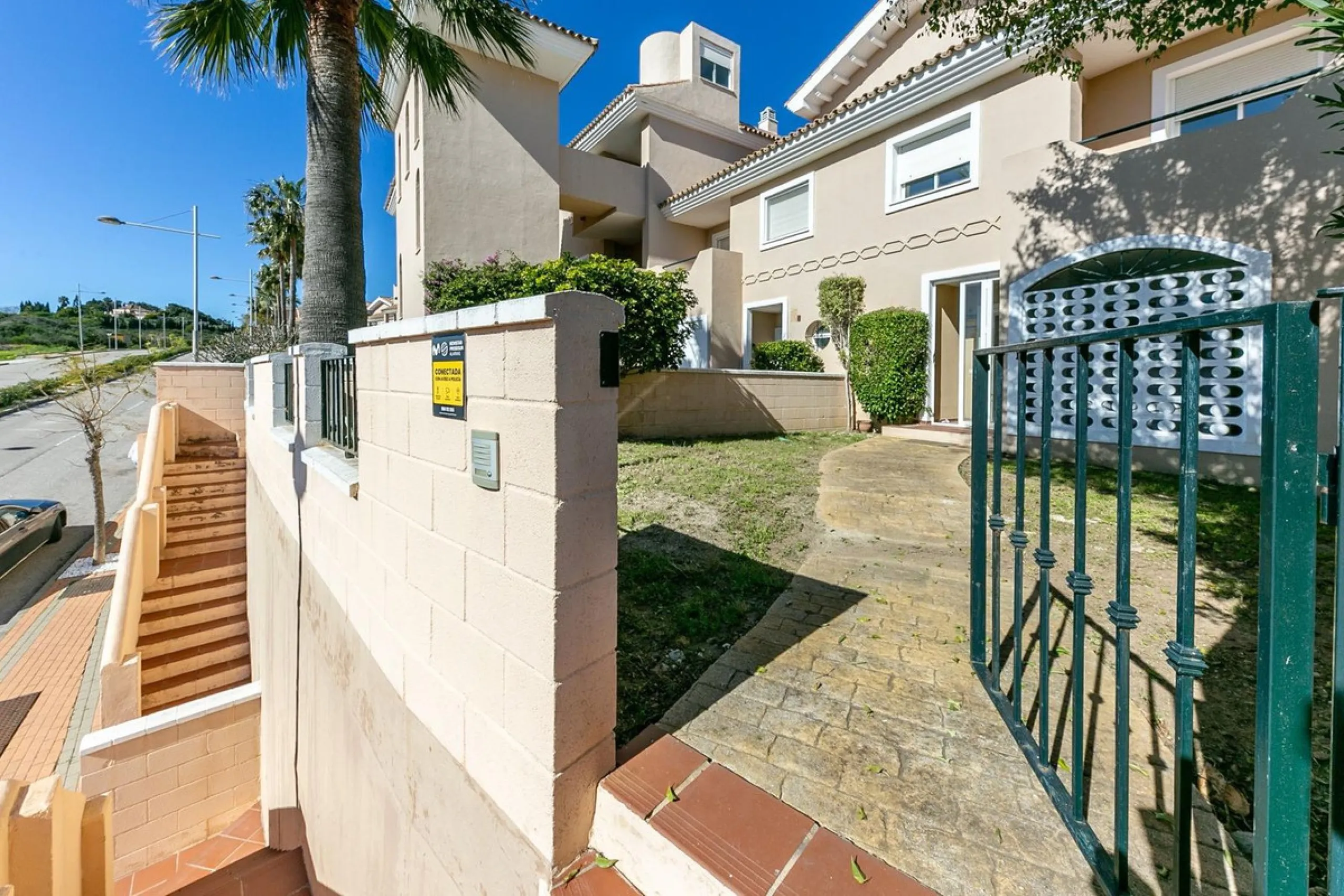 Townhouse in Puerto de la Duquesa with beautiful views, ready for renovation.