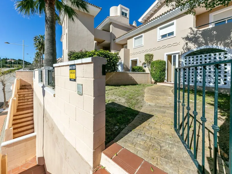 Townhouse in Puerto de la Duquesa with beautiful views, ready for renovation.