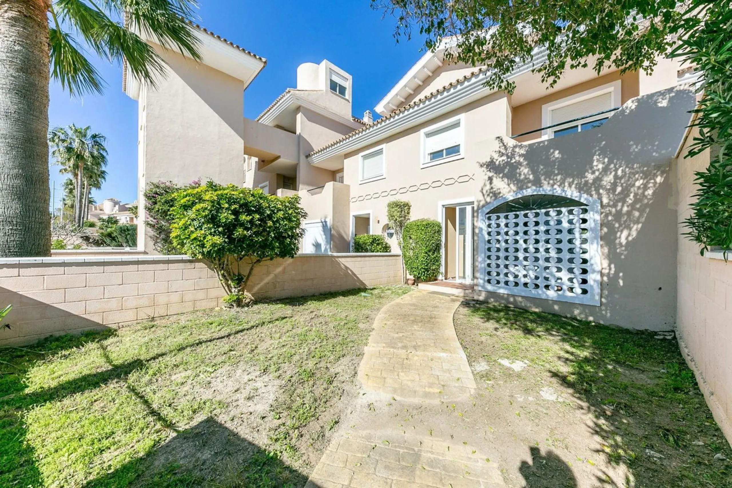 Townhouse in Puerto de la Duquesa with beautiful views, ready for renovation.