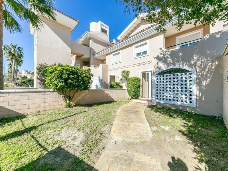 Townhouse in Puerto de la Duquesa with beautiful views, ready for renovation.