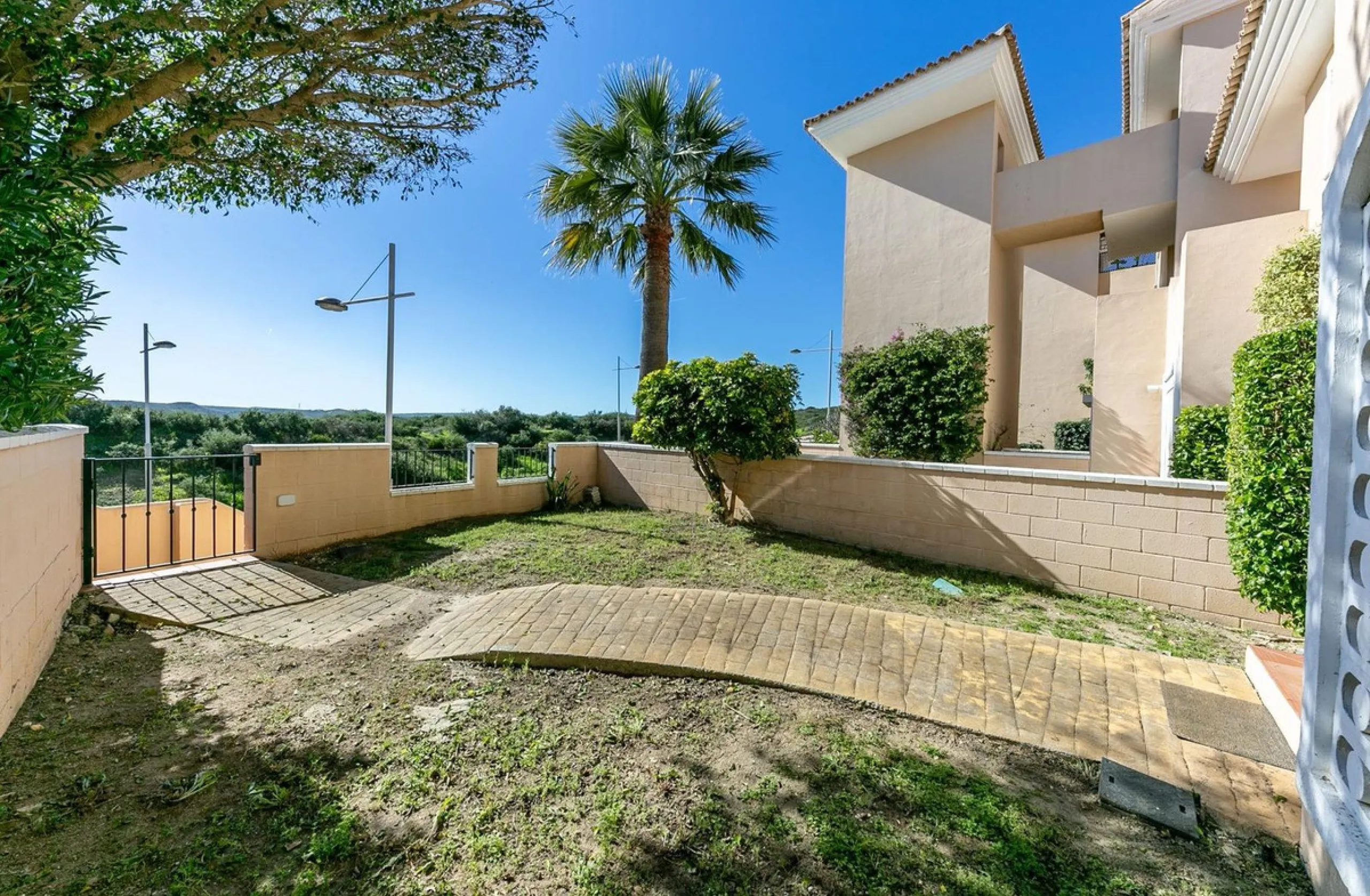 Townhouse in Puerto de la Duquesa with beautiful views, ready for renovation.