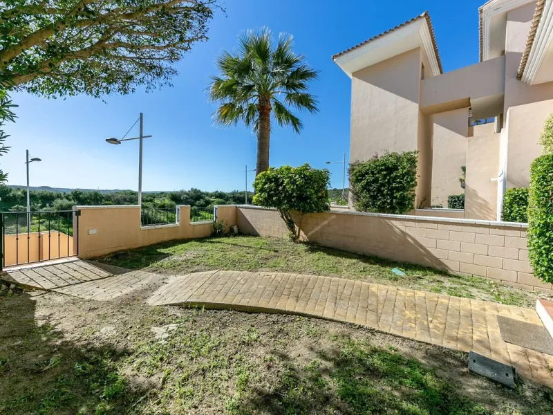 Townhouse in Puerto de la Duquesa with beautiful views, ready for renovation.