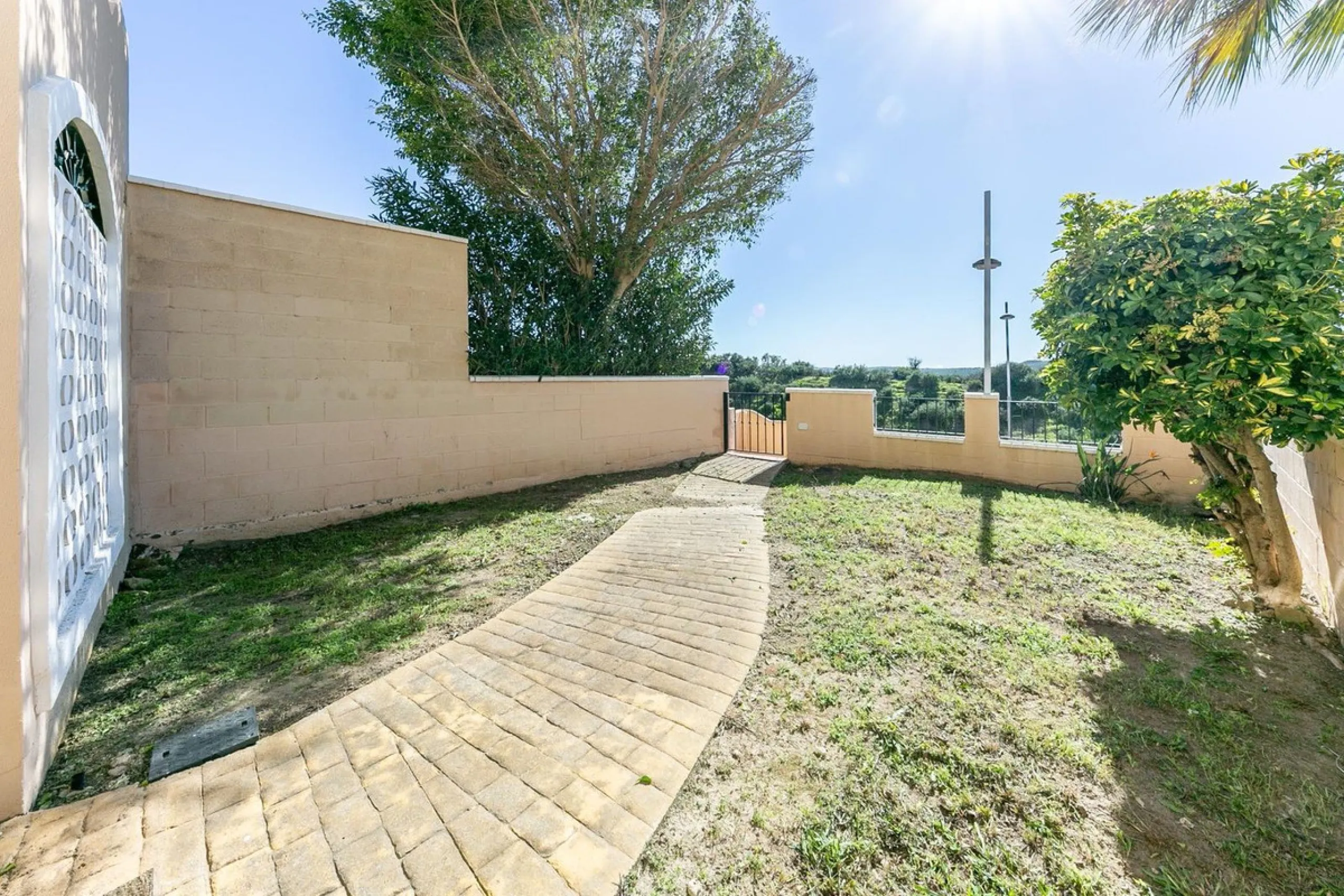 Townhouse in Puerto de la Duquesa with beautiful views, ready for renovation.