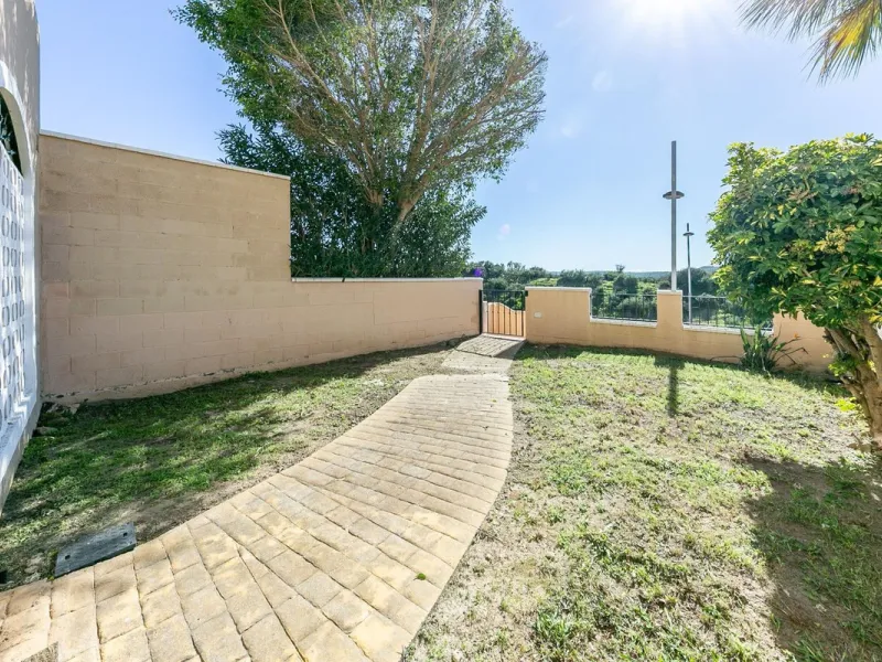 Townhouse in Puerto de la Duquesa with beautiful views, ready for renovation.