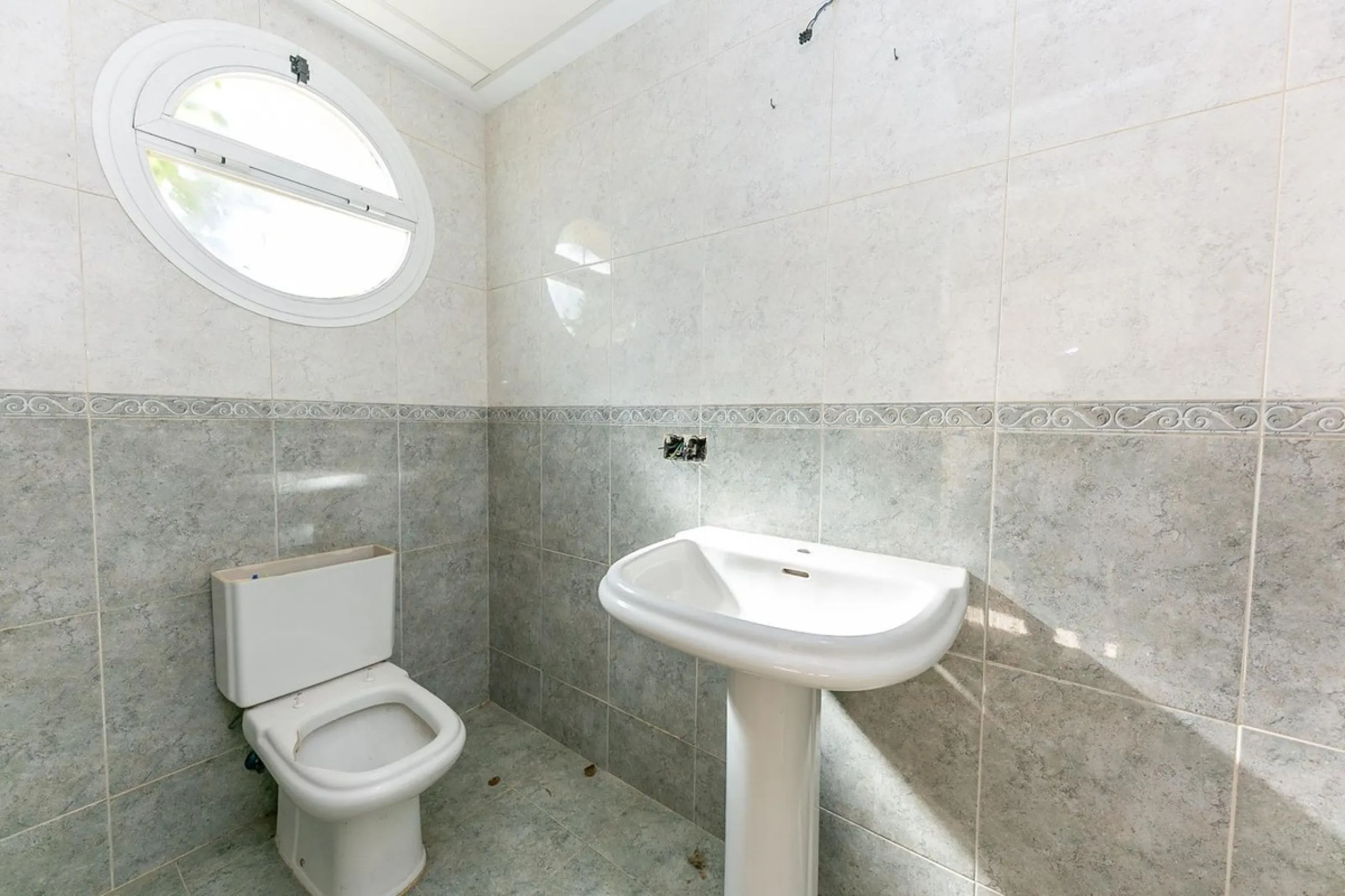 Townhouse in Puerto de la Duquesa with beautiful views, ready for renovation.