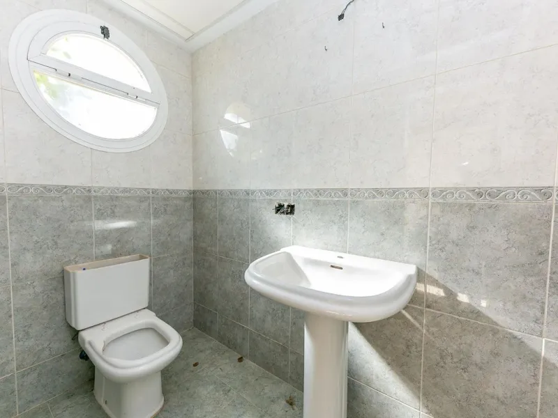 Townhouse in Puerto de la Duquesa with beautiful views, ready for renovation.
