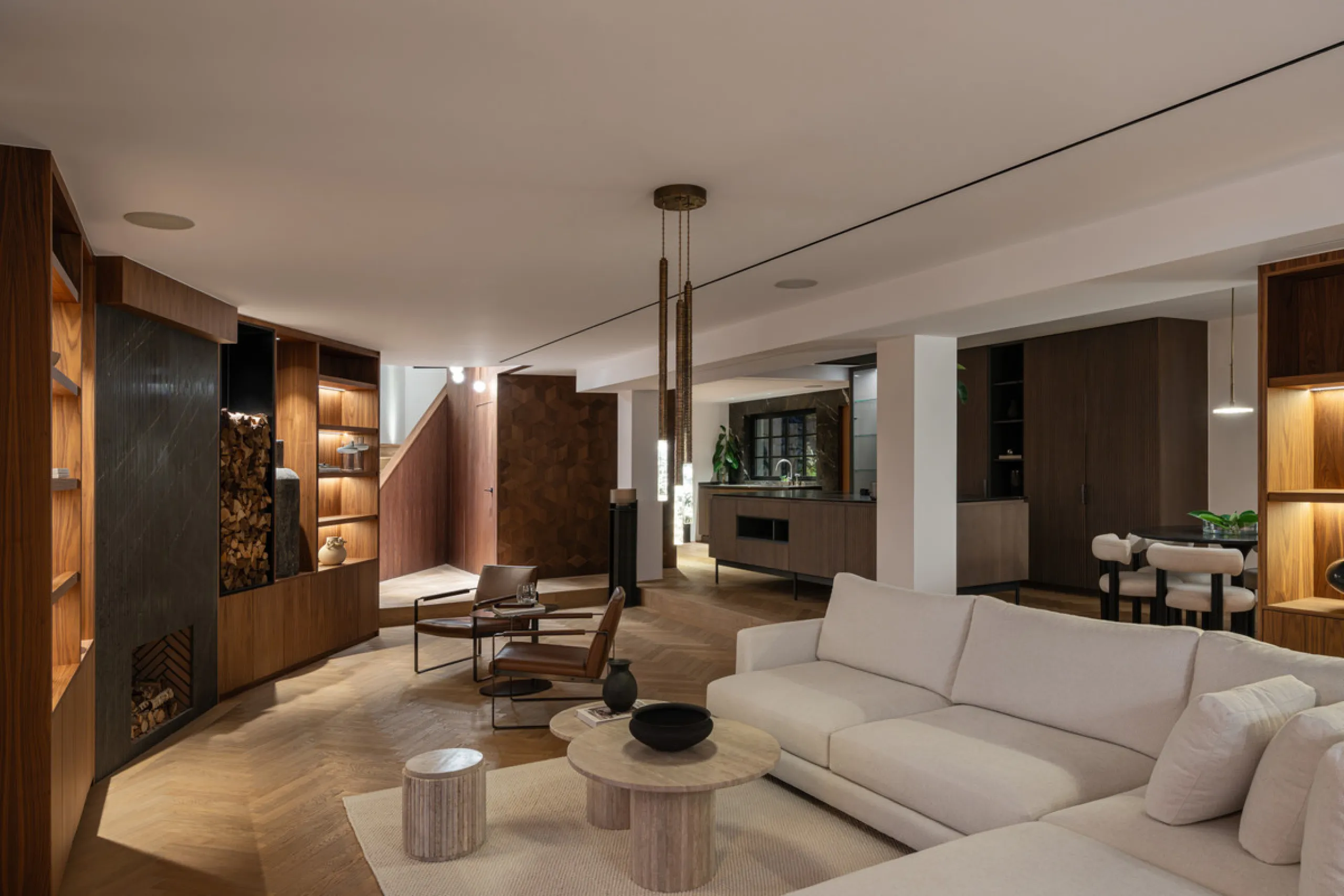 A four-bedroom villa in Nueva Andalucía with open golf and sea views, arranged over multiple levels with a garden-level pool, integrated outdoor kitchen, generous terraces and a private garage.