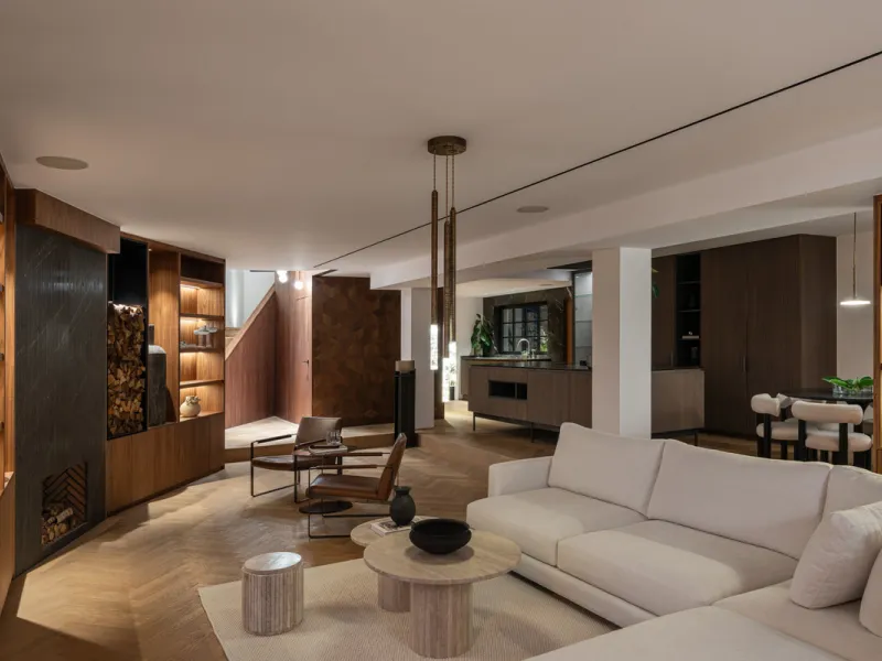 A four-bedroom villa in Nueva Andalucía with open golf and sea views, arranged over multiple levels with a garden-level pool, integrated outdoor kitchen, generous terraces and a private garage.