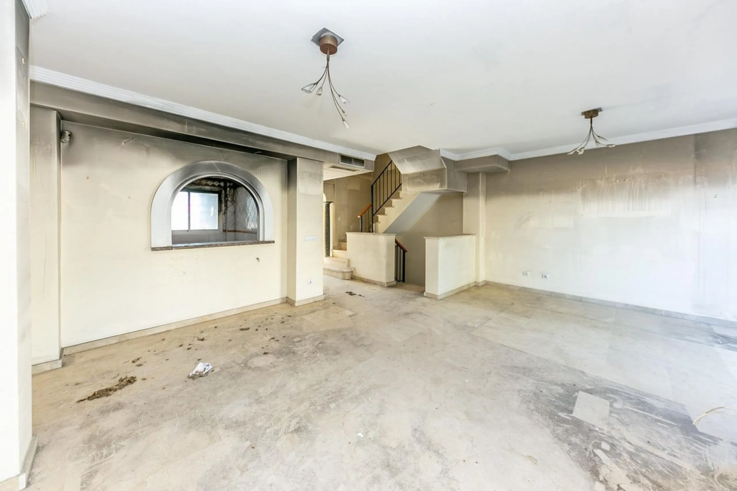 Townhouse in Puerto de la Duquesa with beautiful views, ready for renovation.