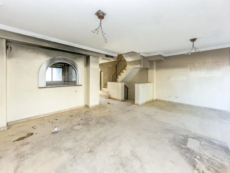 Townhouse in Puerto de la Duquesa with beautiful views, ready for renovation.