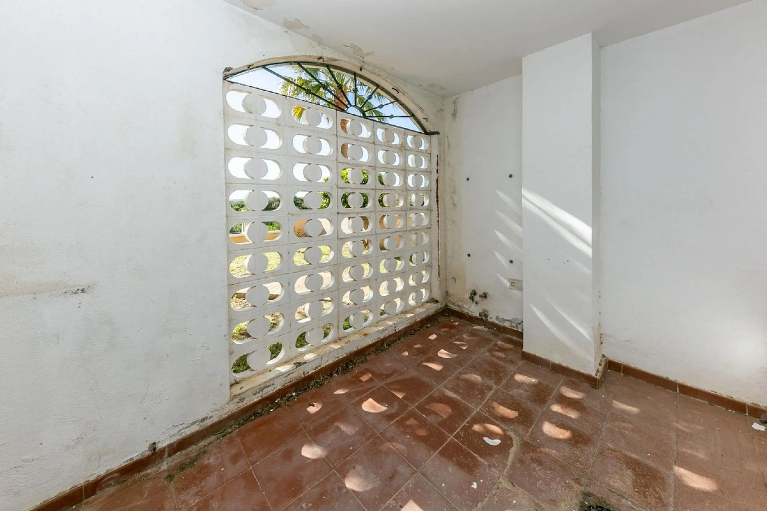 Townhouse in Puerto de la Duquesa with beautiful views, ready for renovation.