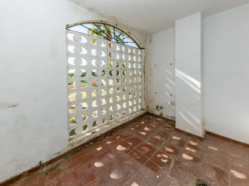 Townhouse in Puerto de la Duquesa with beautiful views, ready for renovation.