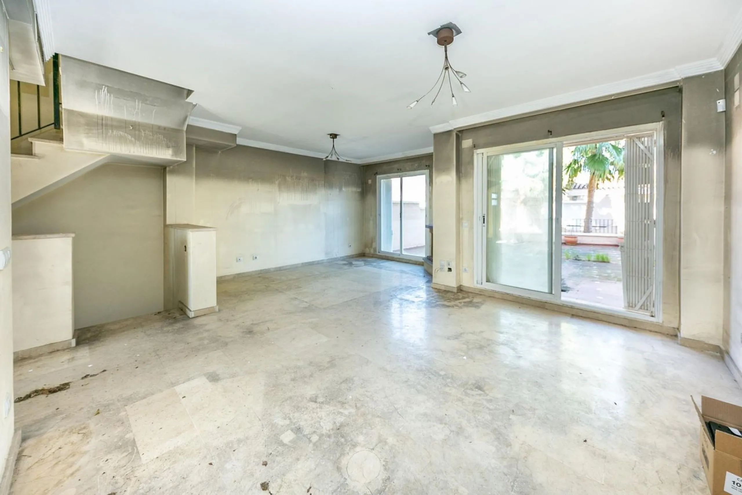 Townhouse in Puerto de la Duquesa with beautiful views, ready for renovation.
