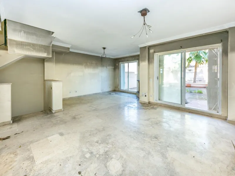 Townhouse in Puerto de la Duquesa with beautiful views, ready for renovation.