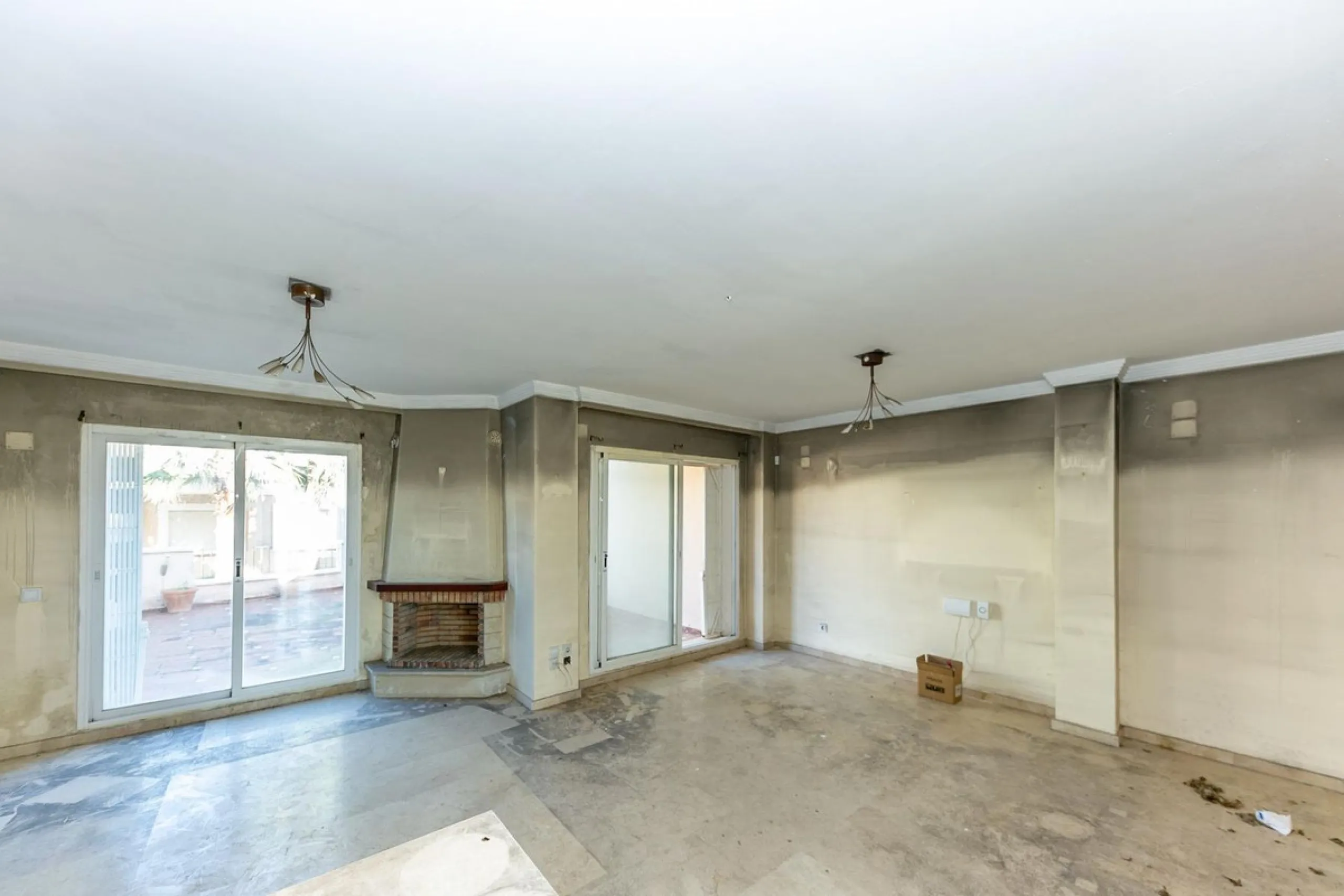 Townhouse in Puerto de la Duquesa with beautiful views, ready for renovation.