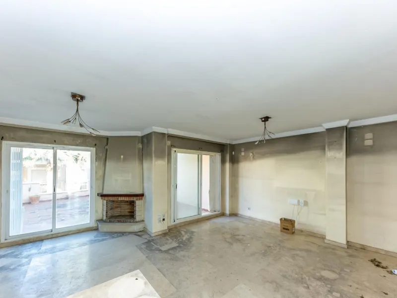Townhouse in Puerto de la Duquesa with beautiful views, ready for renovation.