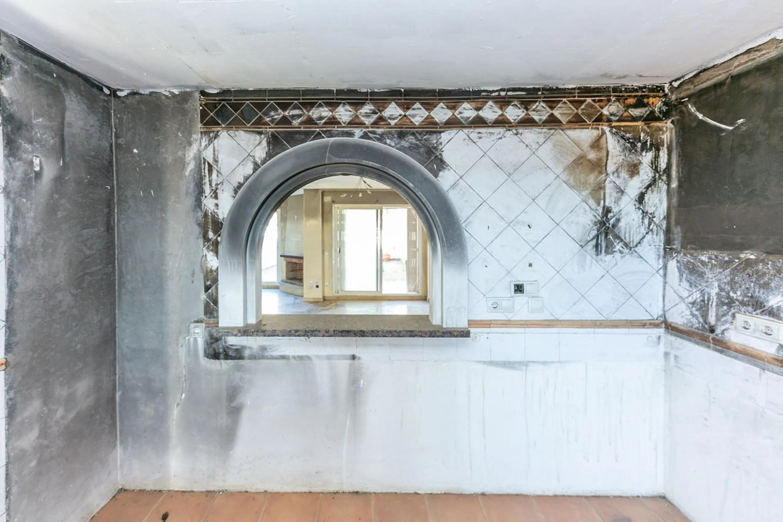 Townhouse in Puerto de la Duquesa with beautiful views, ready for renovation.