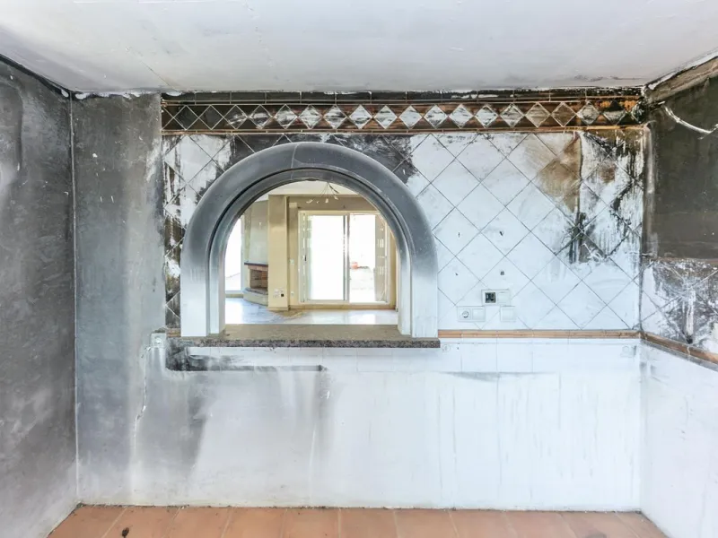 Townhouse in Puerto de la Duquesa with beautiful views, ready for renovation.
