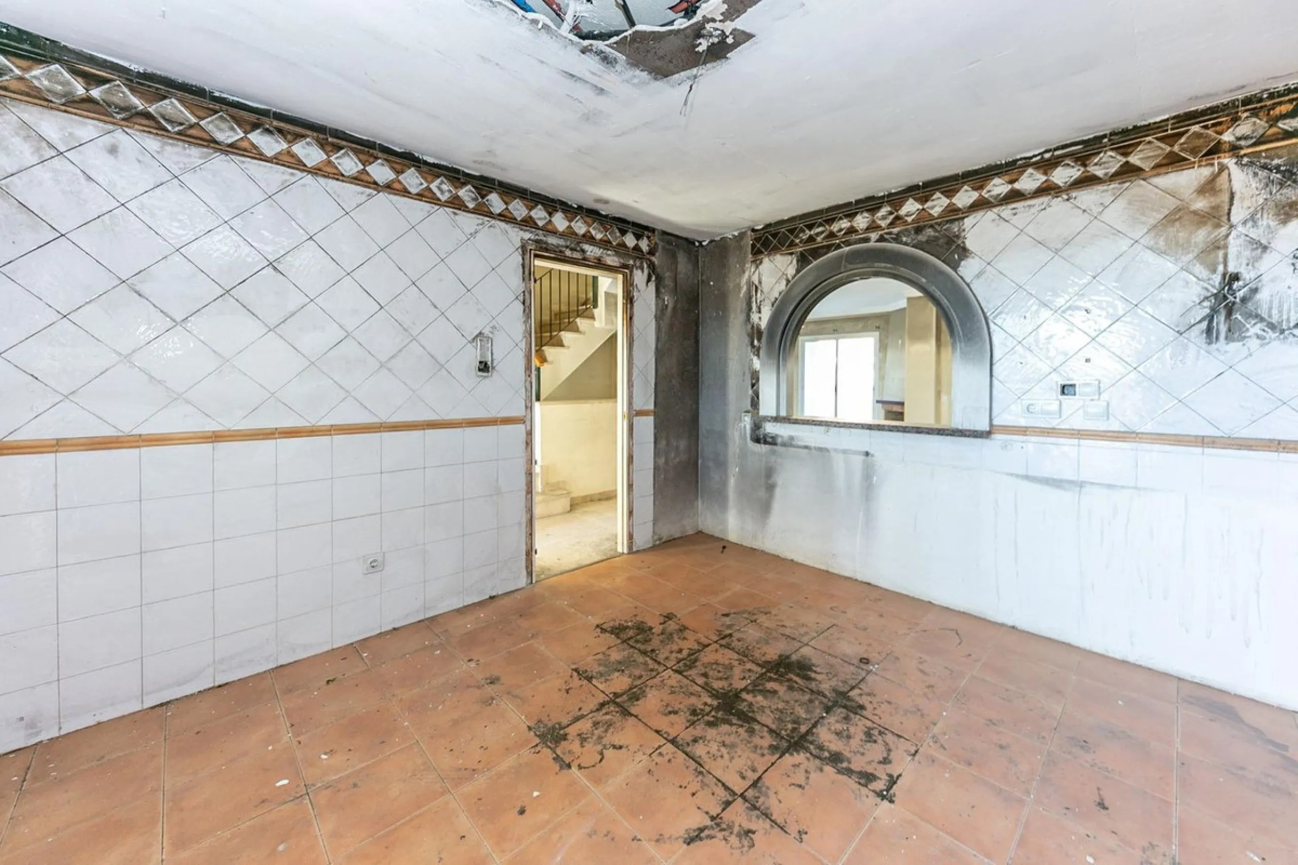 Townhouse in Puerto de la Duquesa with beautiful views, ready for renovation.