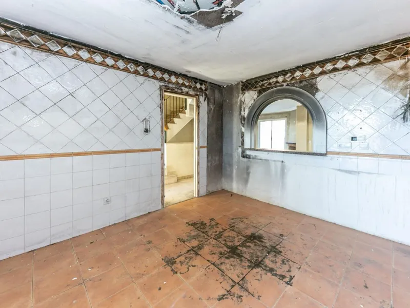 Townhouse in Puerto de la Duquesa with beautiful views, ready for renovation.