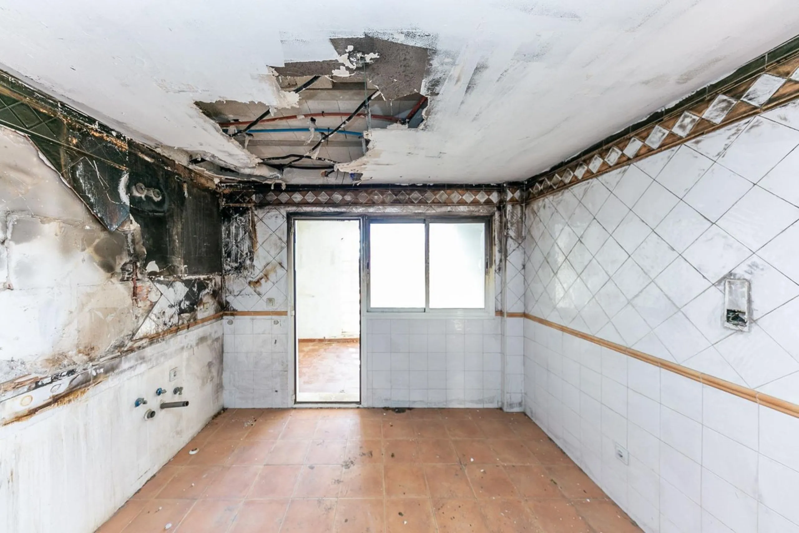 Townhouse in Puerto de la Duquesa with beautiful views, ready for renovation.