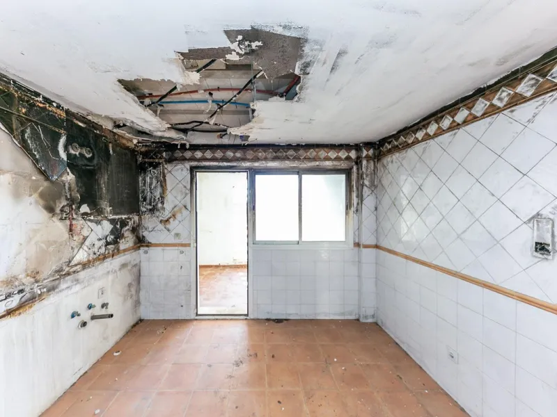 Townhouse in Puerto de la Duquesa with beautiful views, ready for renovation.