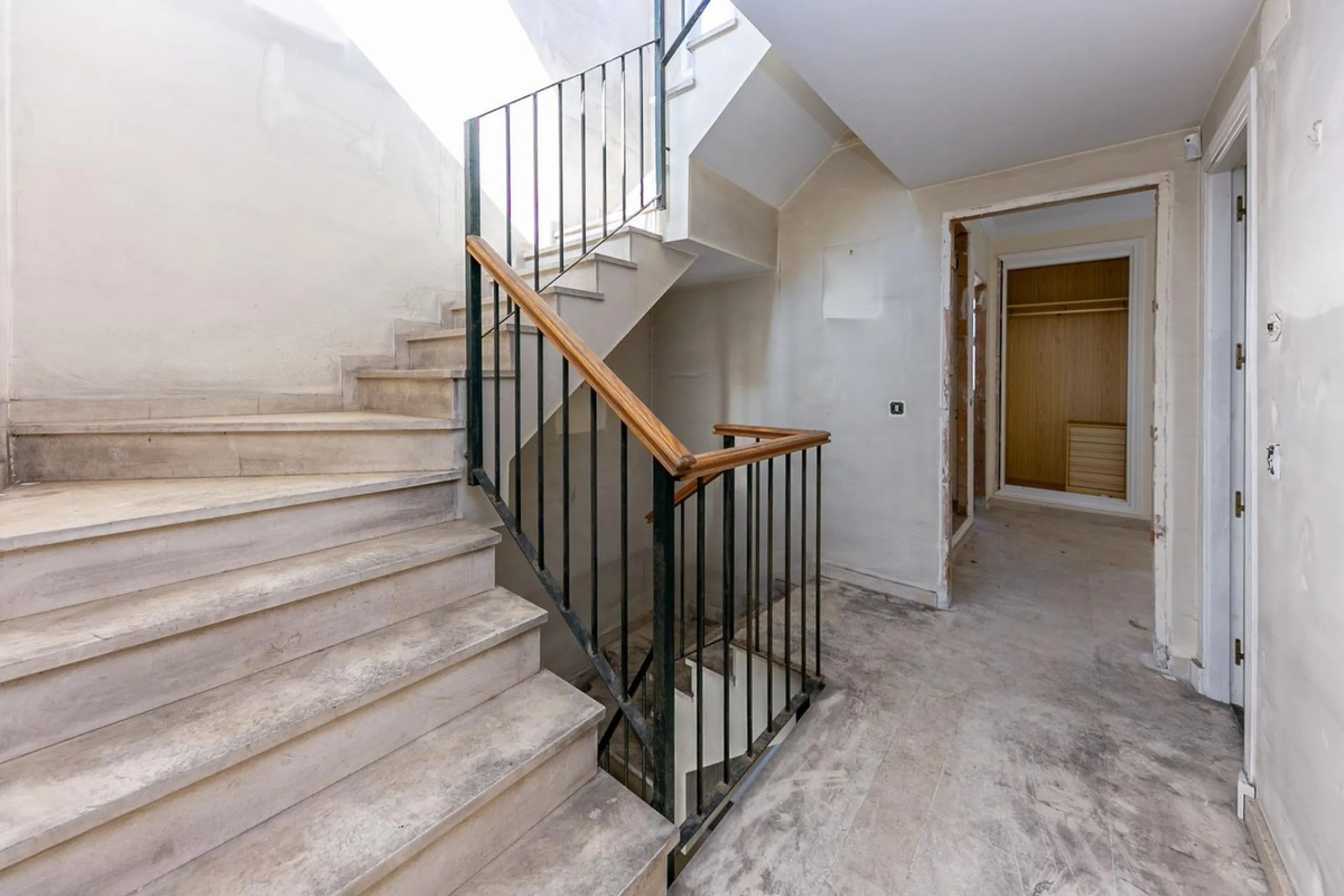 Townhouse in Puerto de la Duquesa with beautiful views, ready for renovation.